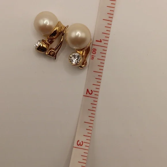 Vintage ErwinPearl faux pearl and Crystal Stud Clip- on Gold-toned Earrings - Picture 8 of 9